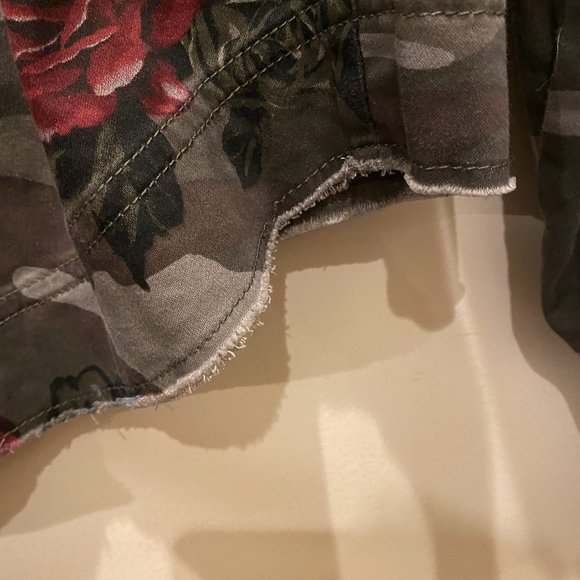 Jolt Floral Camo Raw Edge Twill Jacket - Picture 13 of 13